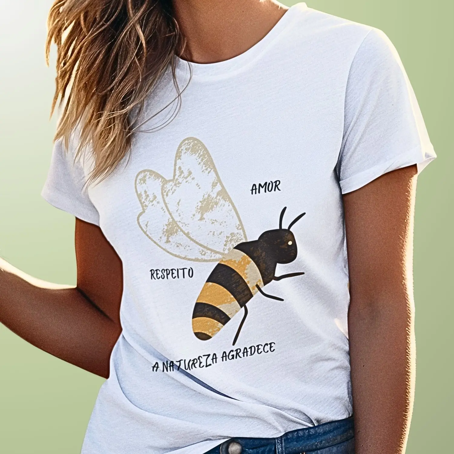 Camiseta com desenho de uma abelha