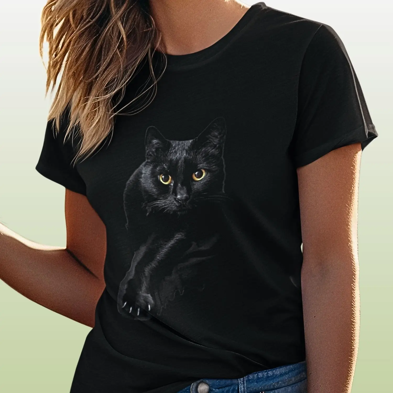 Camiseta com estampa artística de um lindo gato preto
