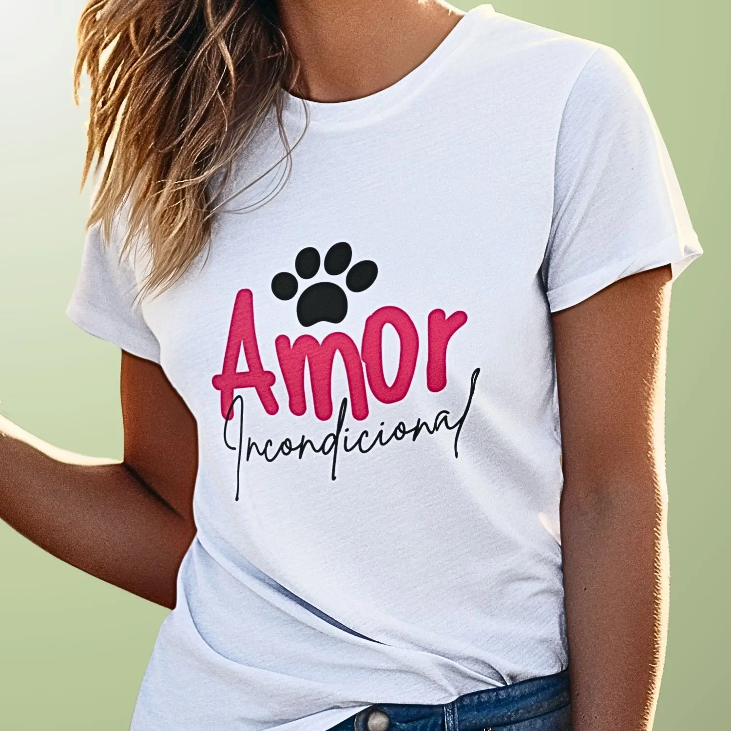 Camiseta com uma patinha preta e a frase Amor Incondicional