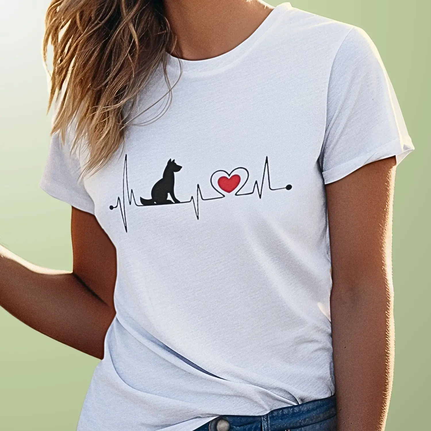Camiseta com estampa de desenho de cãozinho preto e um coração numa linha que simula as batidas do coração