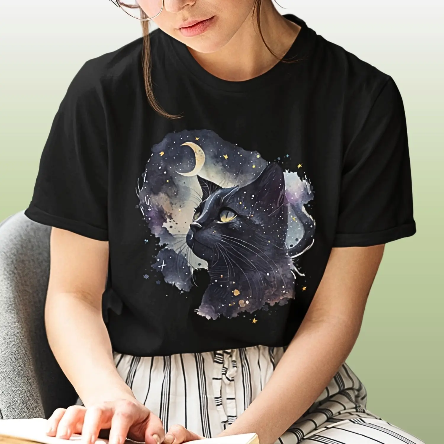 Camiseta com estampa artística de uma gata preta e a lua por trás