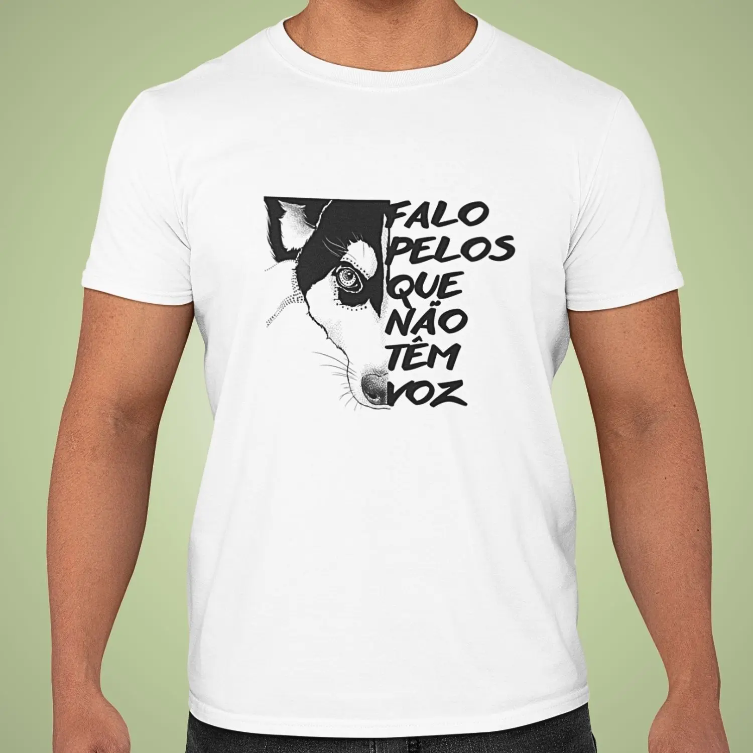Camiseta com desenho de um cachorro e frase