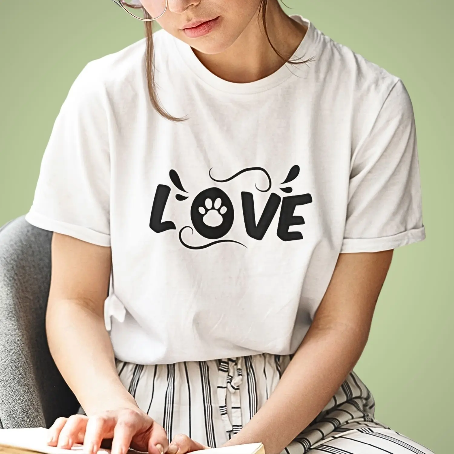 camiseta com a palavre Love desenhada e uma patinha dentro da letra O