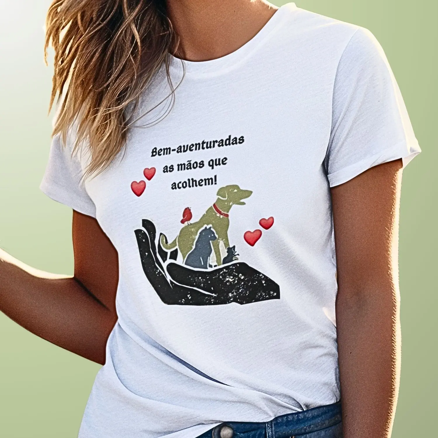 camiseta com uma mão estendida, um cão e uma gato sobre ela