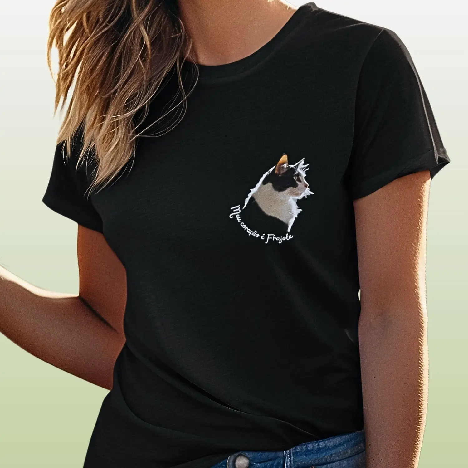 Camiseta com estampa de gato frajola na lateral superior esquerda