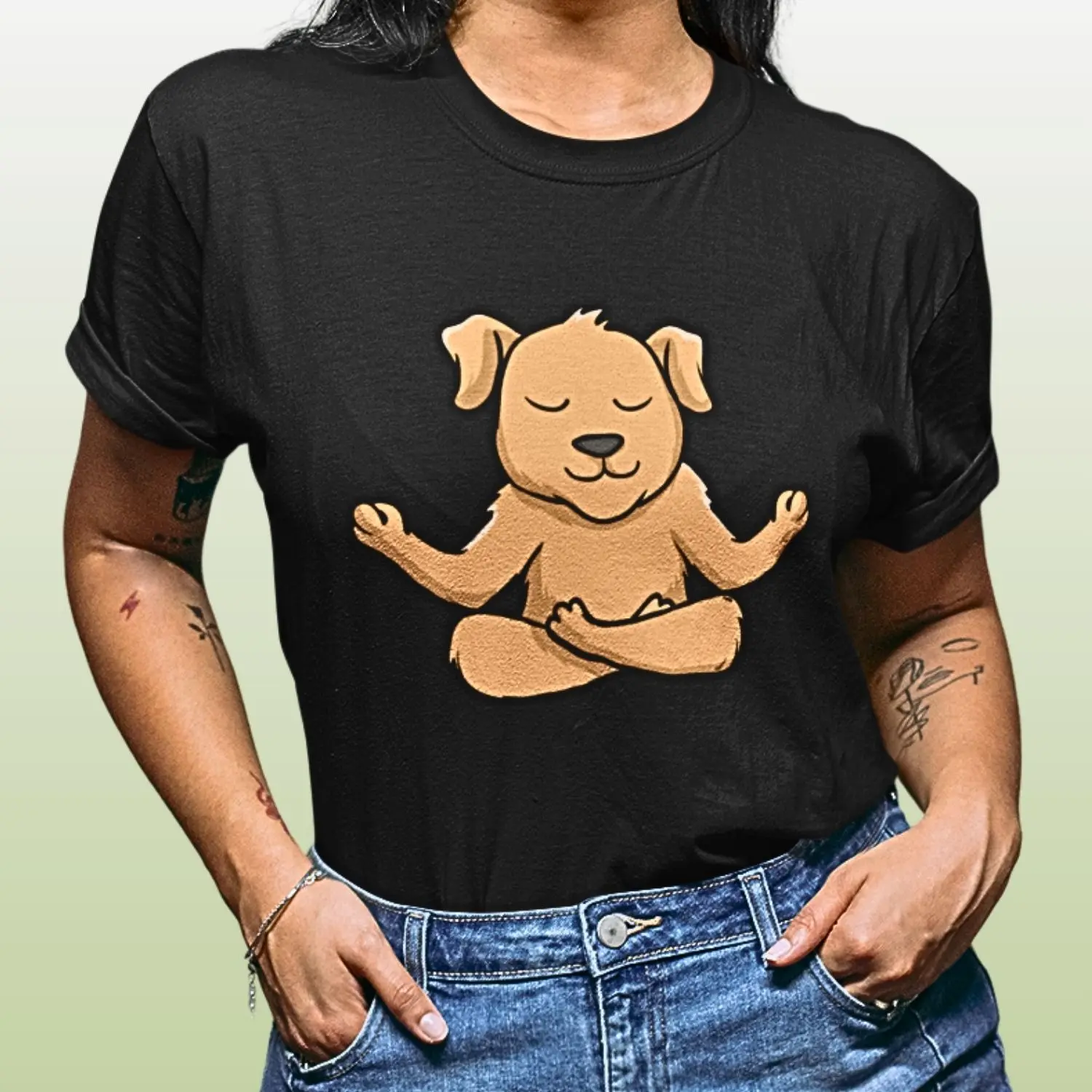 Camiseta com desenho artístico de um cachorro em posição de yoga