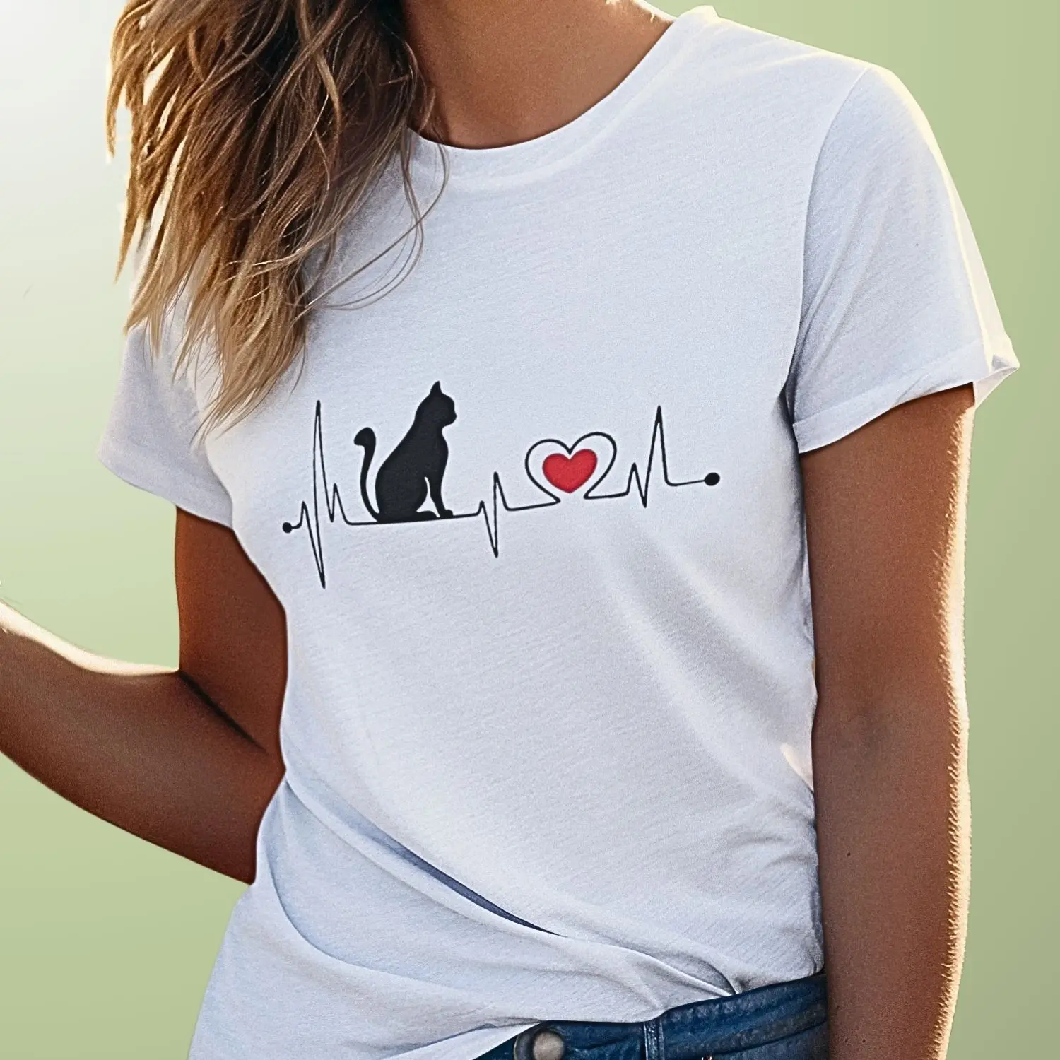 Camiseta com estampa de desenho de gatinho preto e um coração numa linha que simula as batidas do coração
