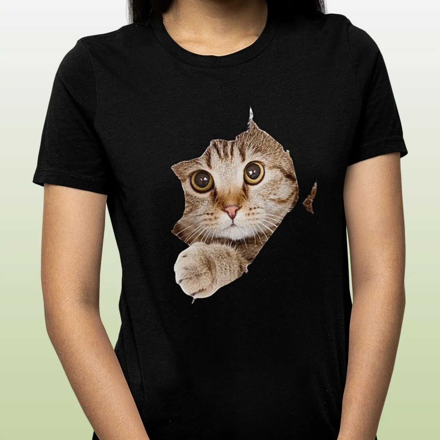 Camiseta com estampa artística de gato tigrado que parece estar saindo de dentro de uma abertura no centro.