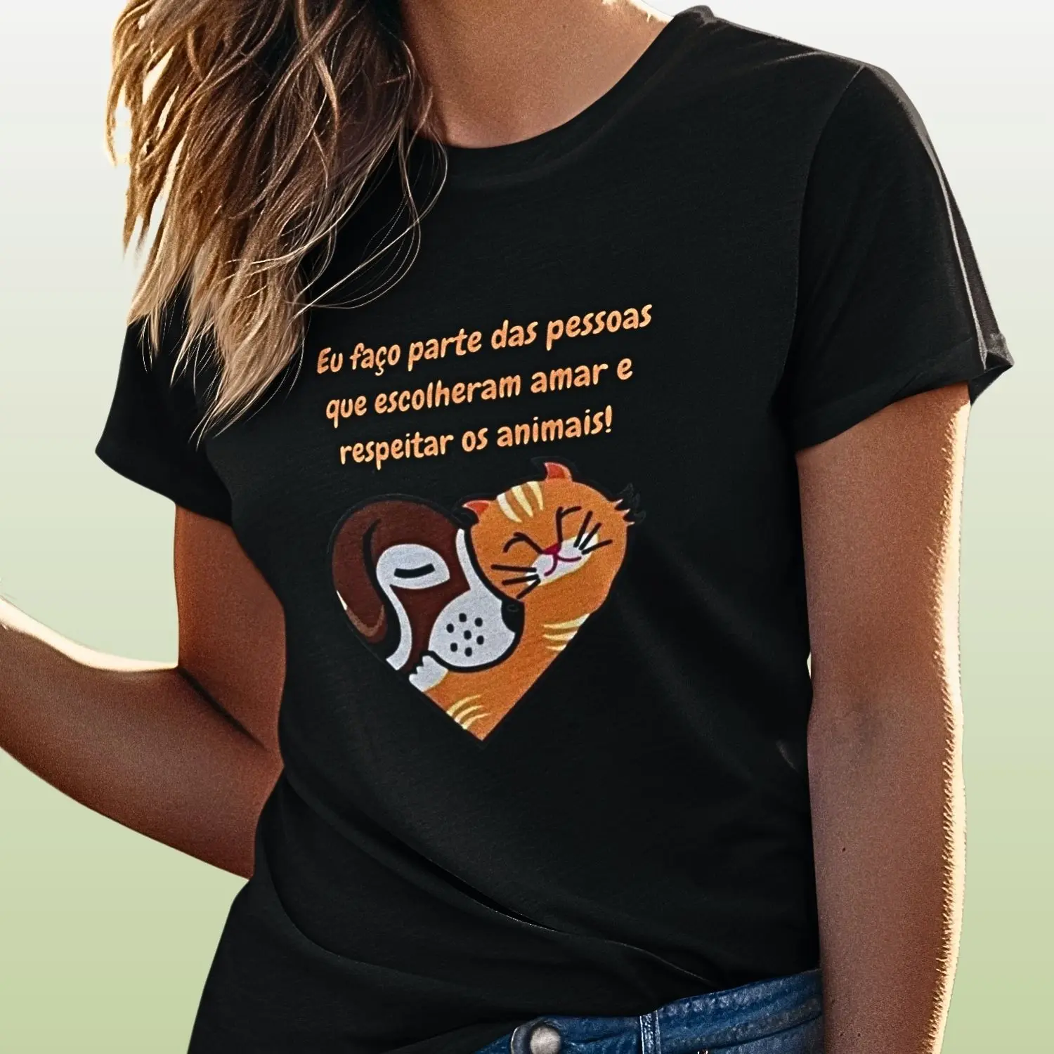camiseta com um cão e um gato em formato de coração