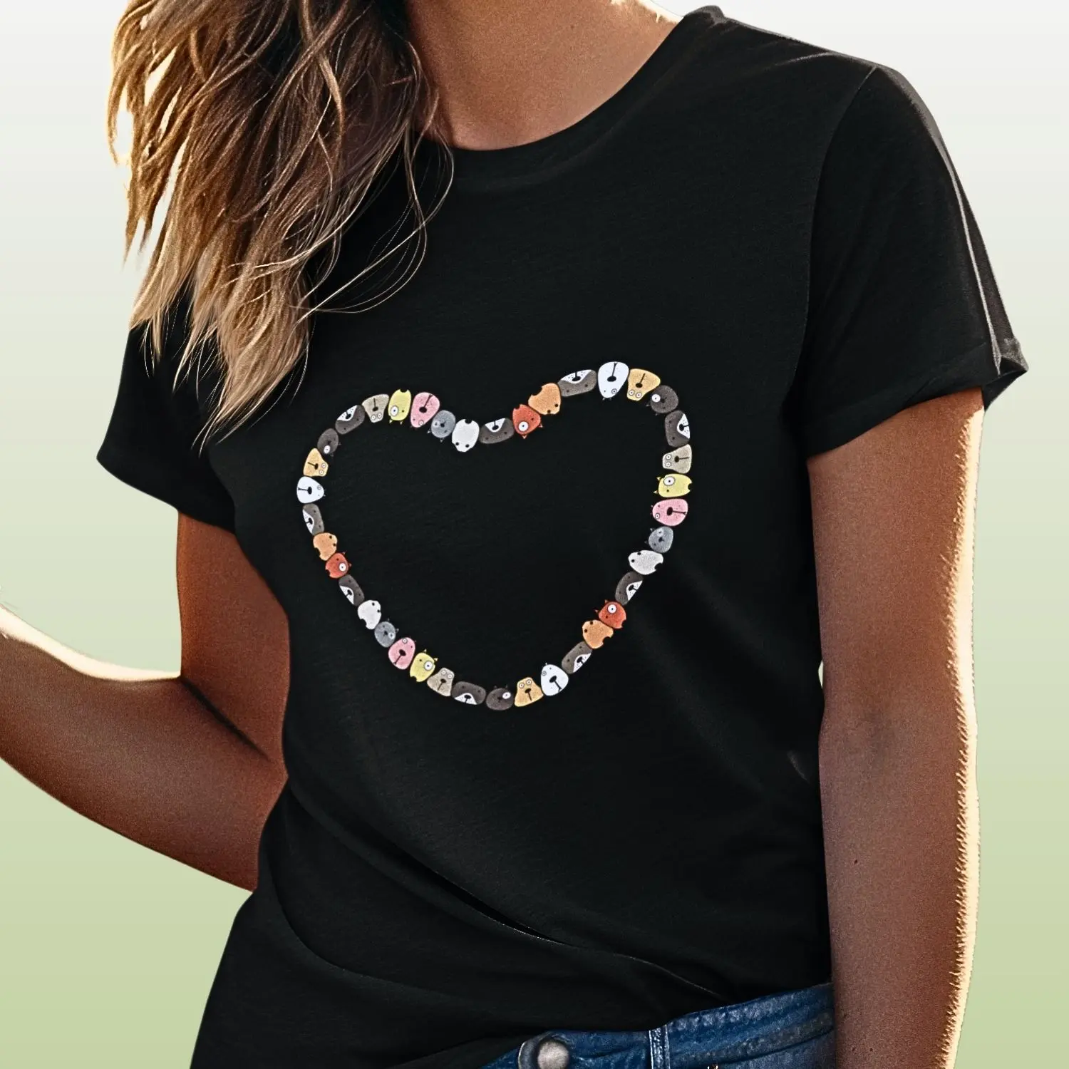 Camiseta com desenho de coração formador por carinhas de animais