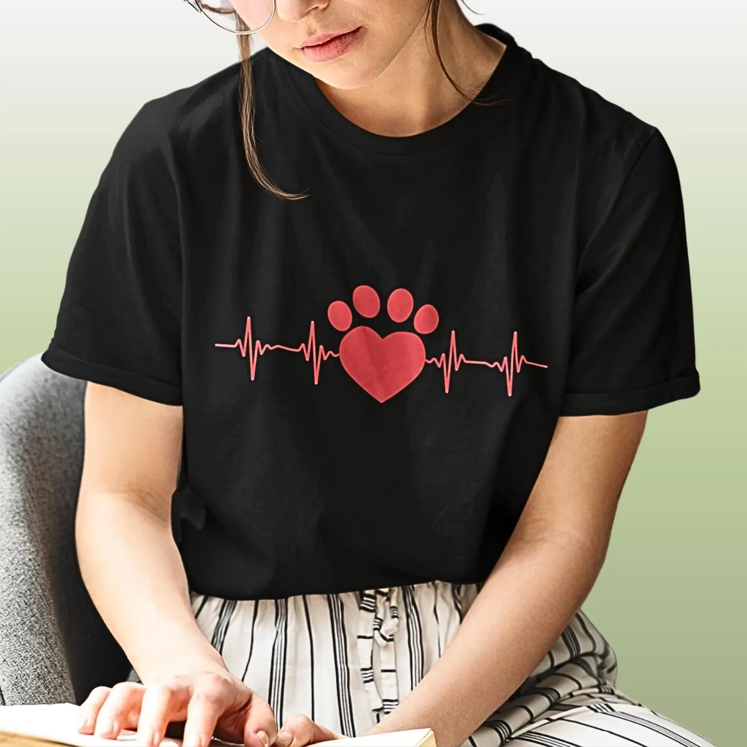 camiseta com desenho de patinha com um coração e linhas que imitam batidas cardíacas