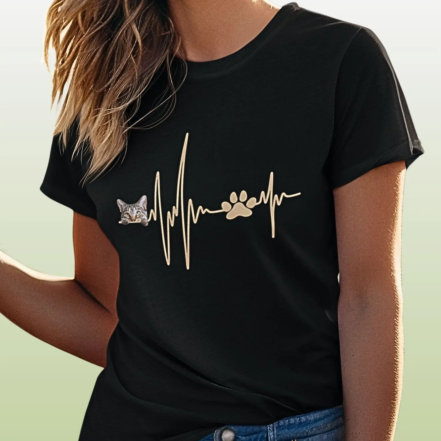 Camiseta com estampa de desenho de gatinho e uma patinha numa linha que simula as batidas do coração