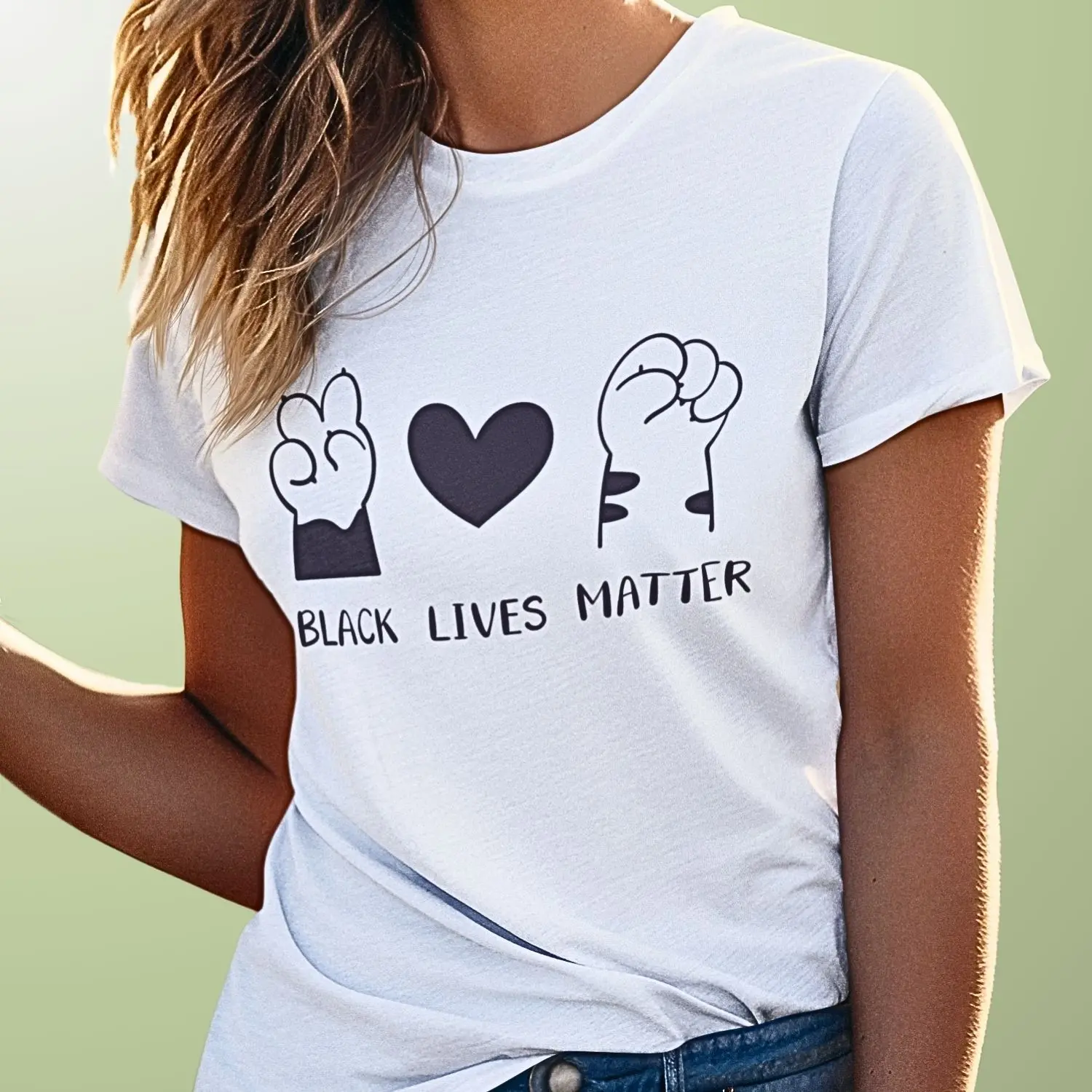 Camiseta com desenho de um coração preto no centro e patas de gato nas laterais