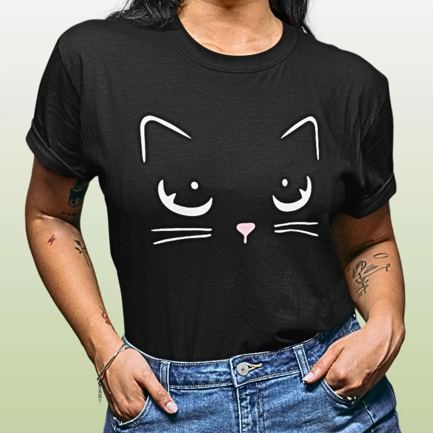 Camiseta com desenho da carinha de um gato
