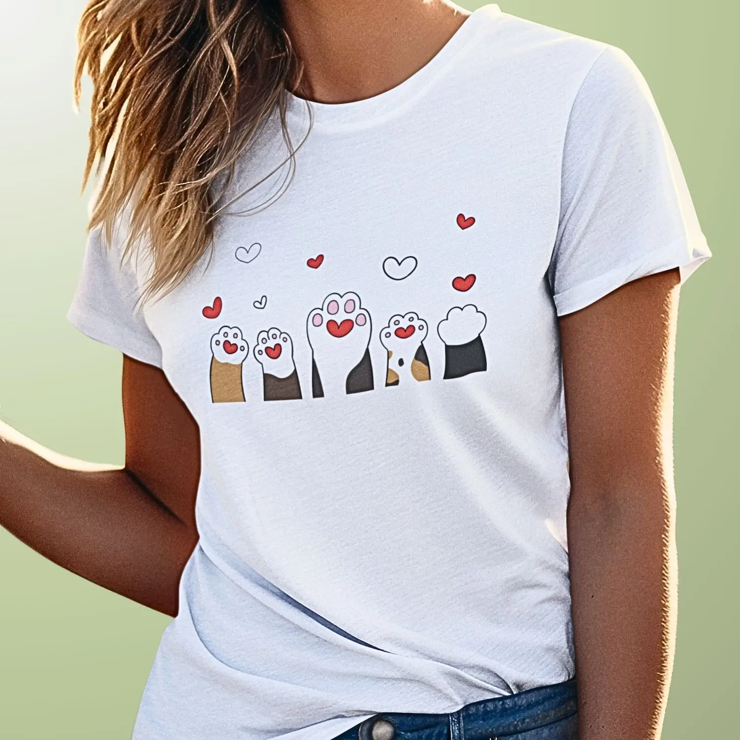 Camiseta com desenho de patas de gato e corações