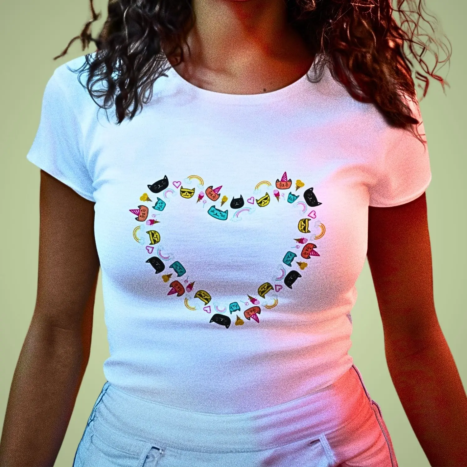 Camiseta com desenhos de gatos formando um coração