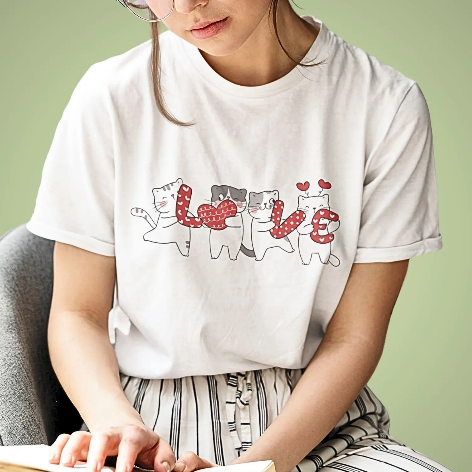 Camiseta com desenho de 4 gatos segurando as letras da palavra Love