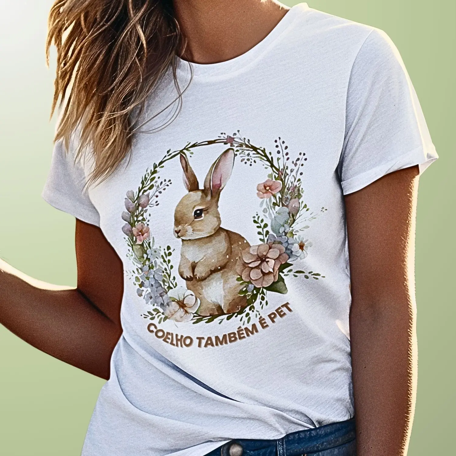 camiseta com desenho de coelho dentro de um arco de flores