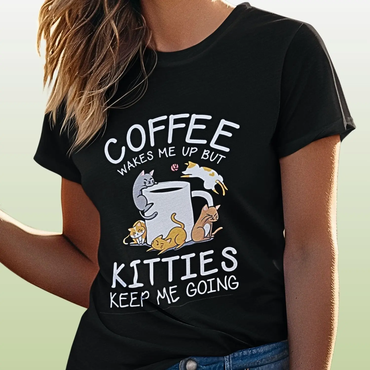 Camiseta preta com gatinhos pulando dentro de uma xícara de café