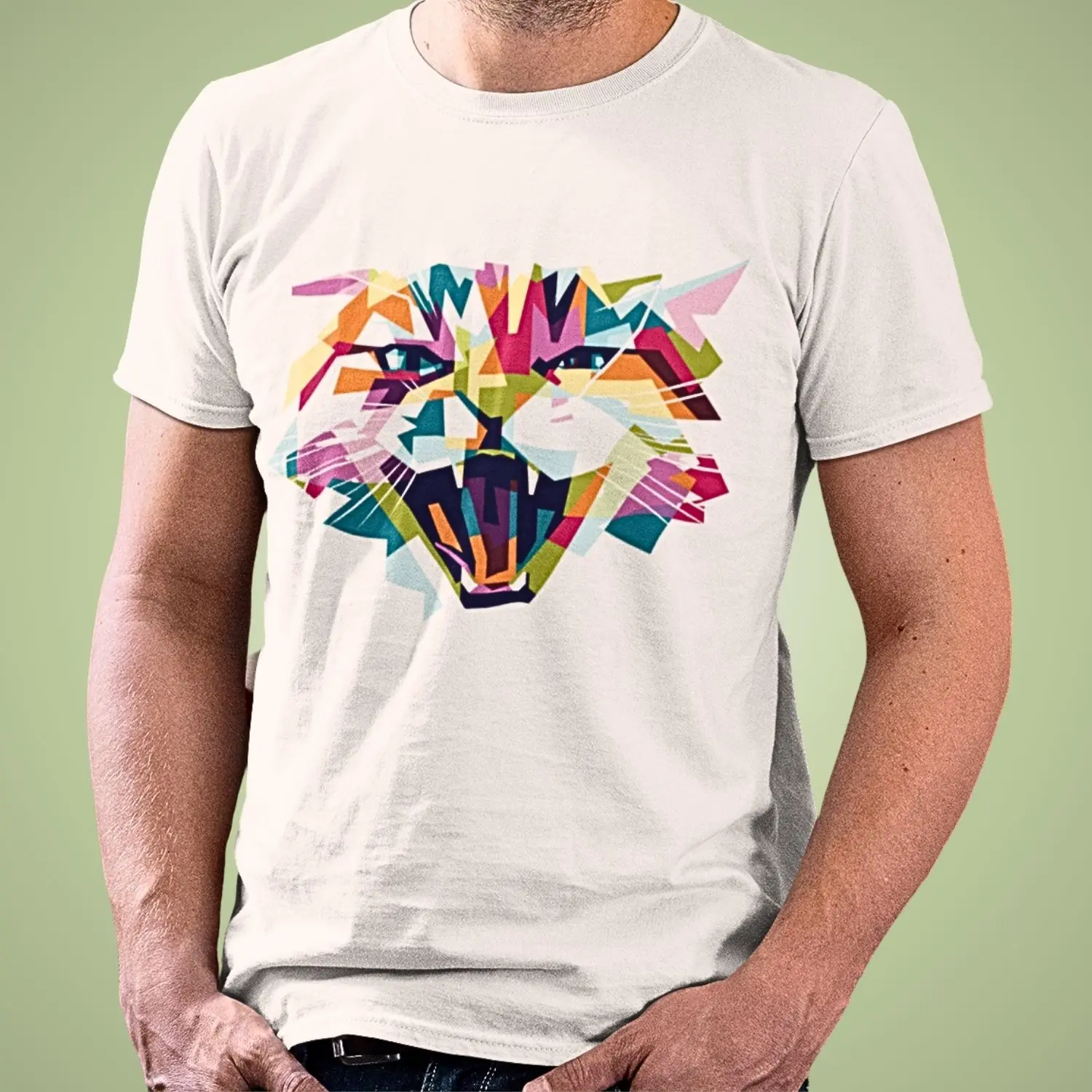 Camiseta com desenho colorido da cabeça de um gato sorridente