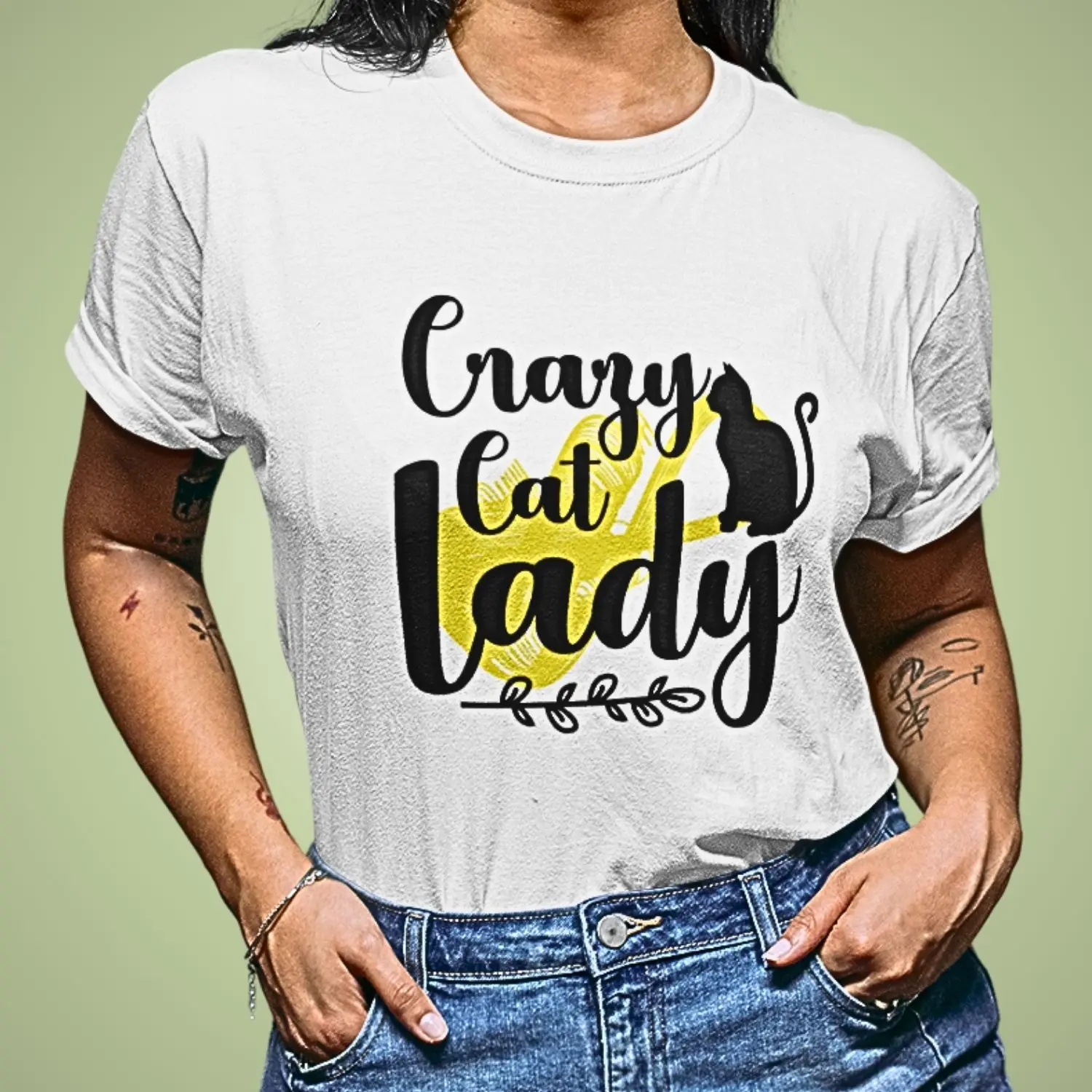 Camiseta branca escrito em preto Crazy Cat Lady, com uma parte em fundo amarelo e silhueta de gato