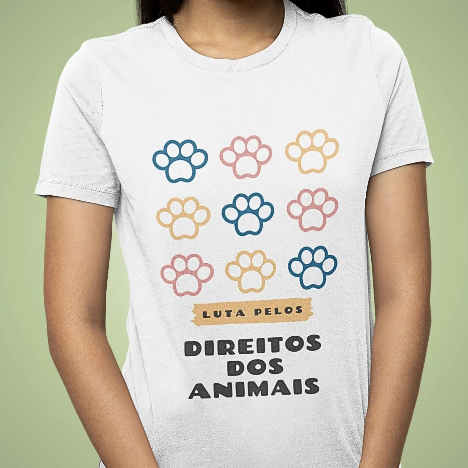 camiseta com desenho de patinhas coloridas