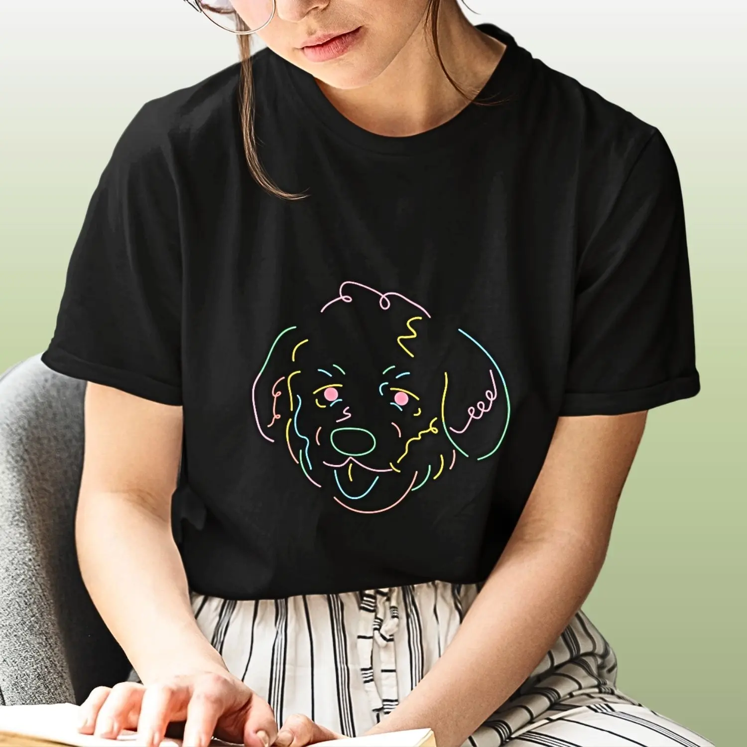 camiseta com desenho de cachorro em linhas coloridas