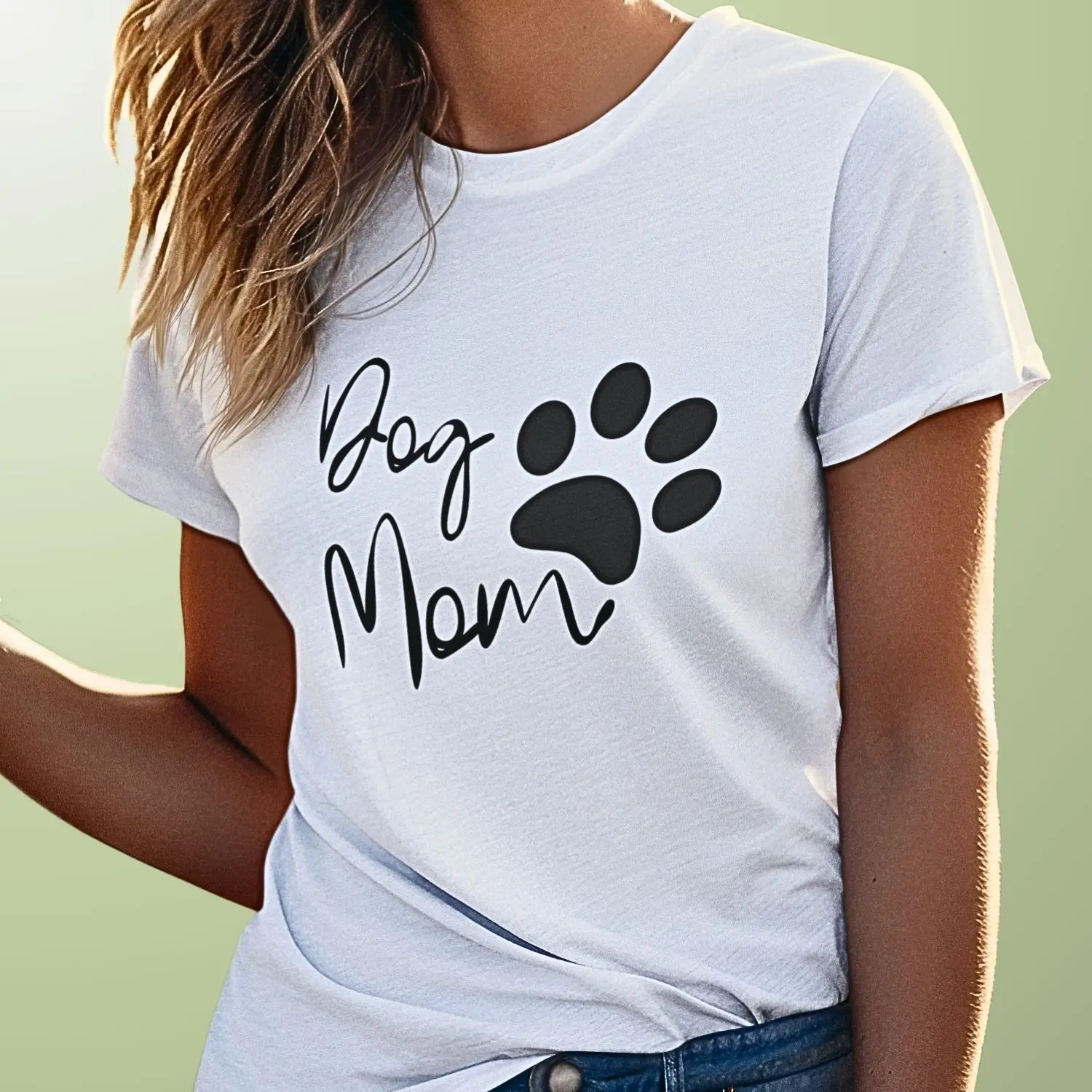 Camiseta com uma patinha e escrito Dog Mom