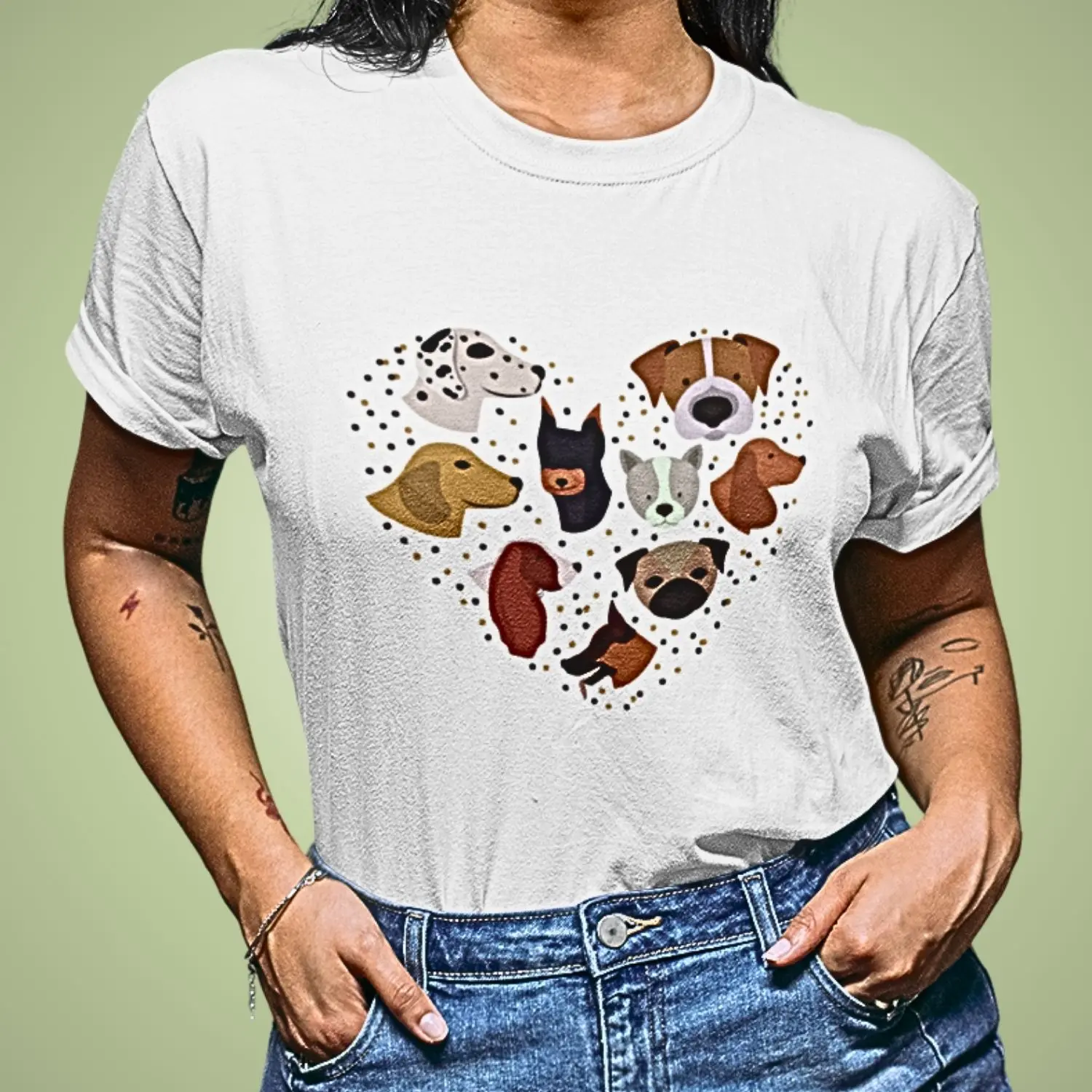 camiseta com vários desenhos de cachorro dentro de um coração