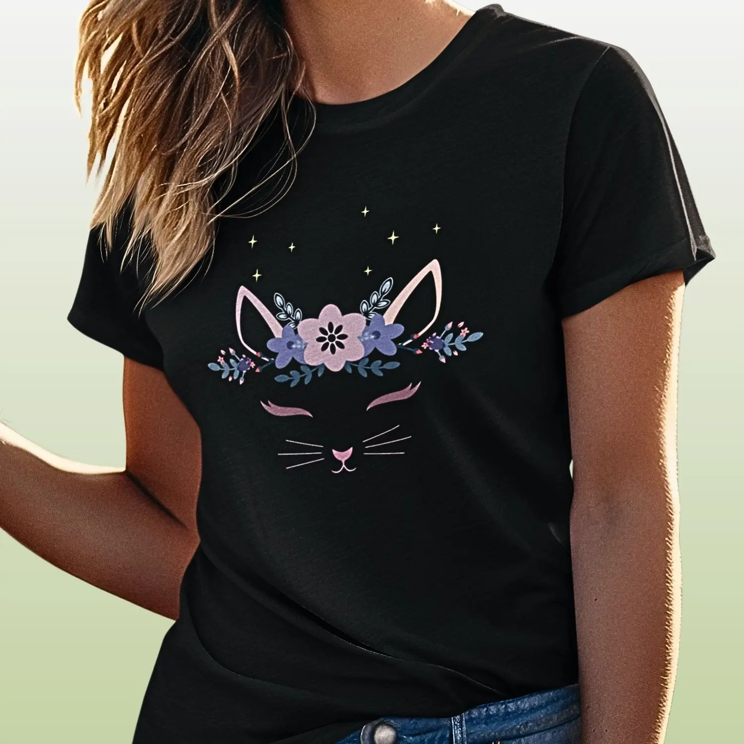 Camiseta com desenho artístico de uma gatinha feliz