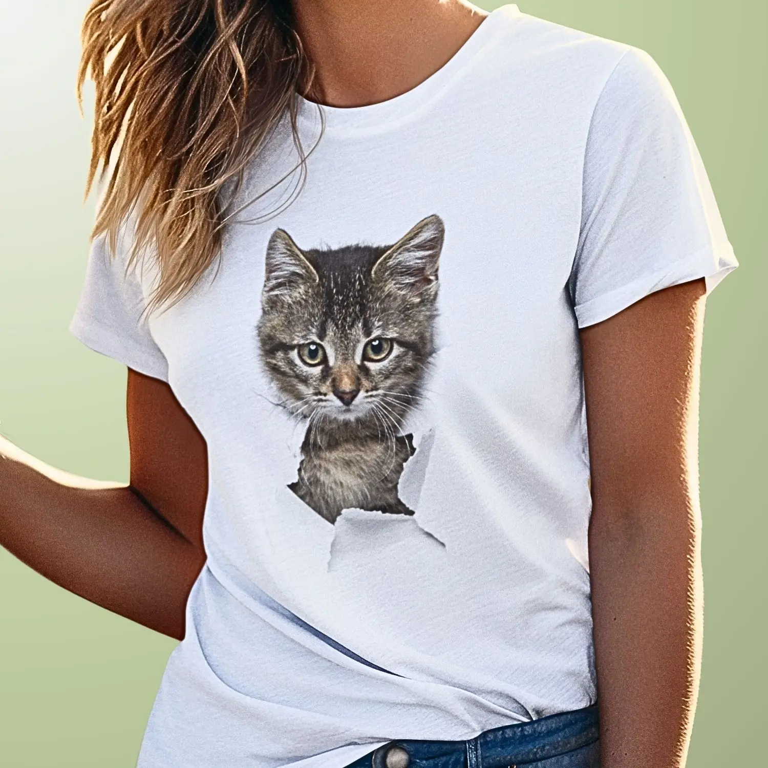 Camiseta branca com gato filhote surgindo de um rasgo