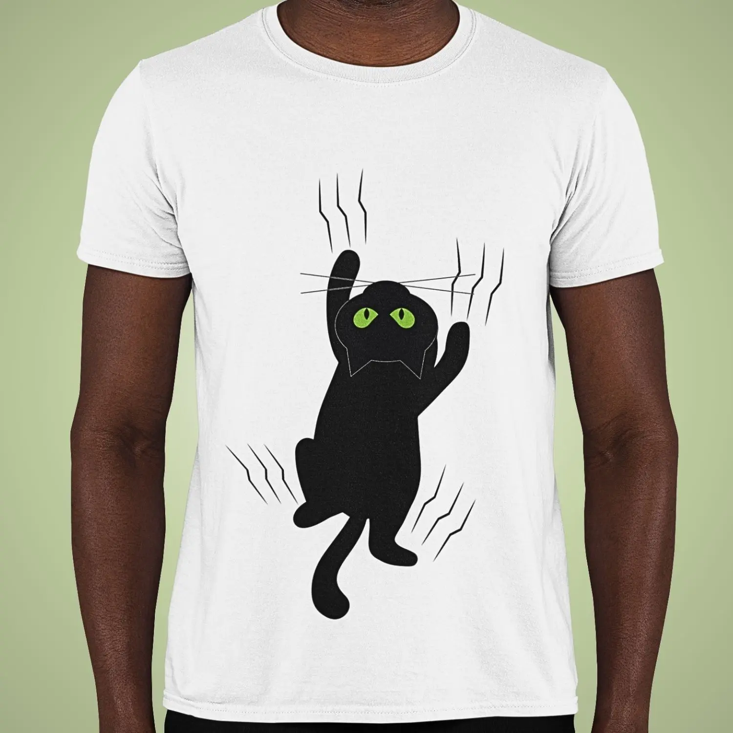Camiseta com desenho de um gato preto escorregando