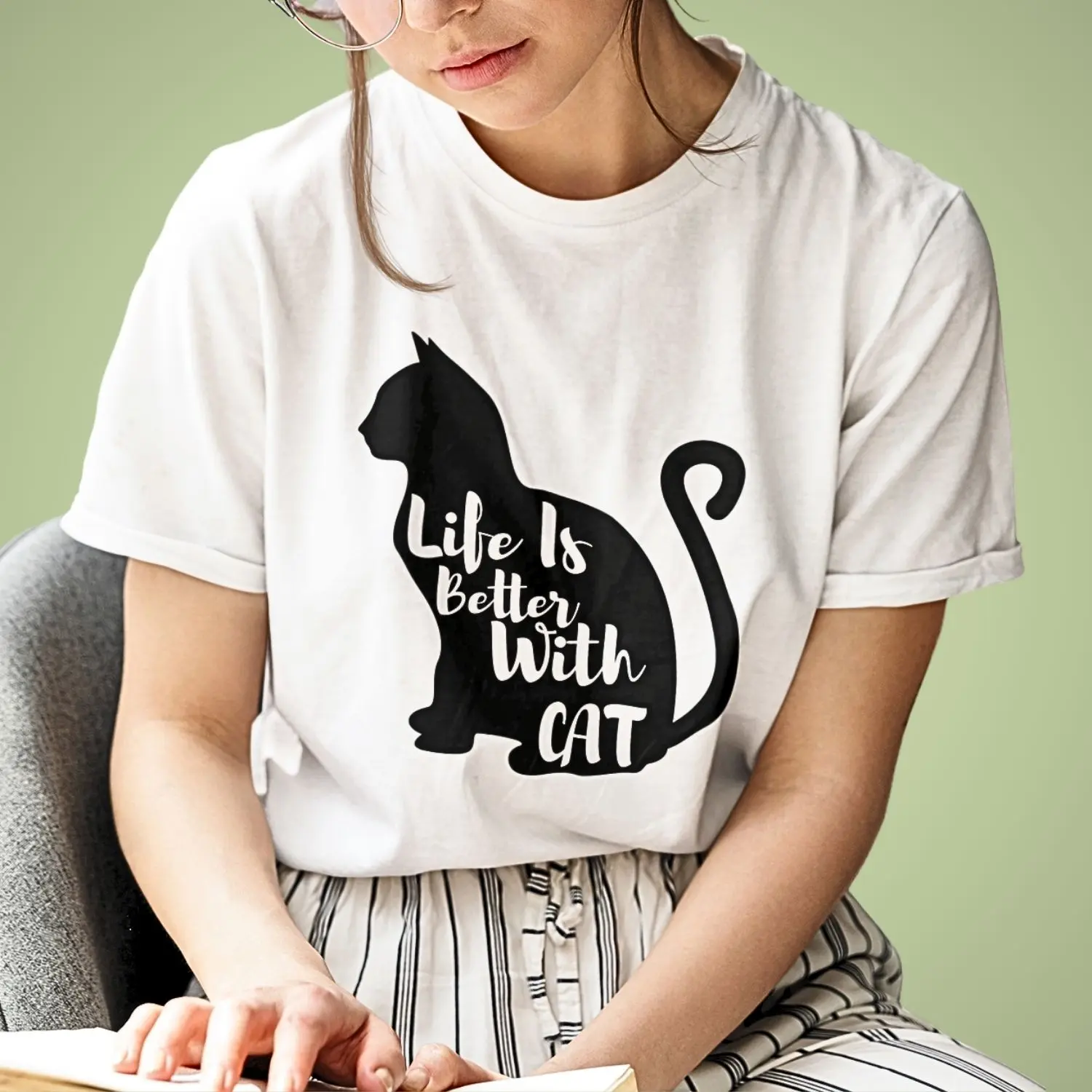 Camiseta com silhueta de gato preto com frase interna