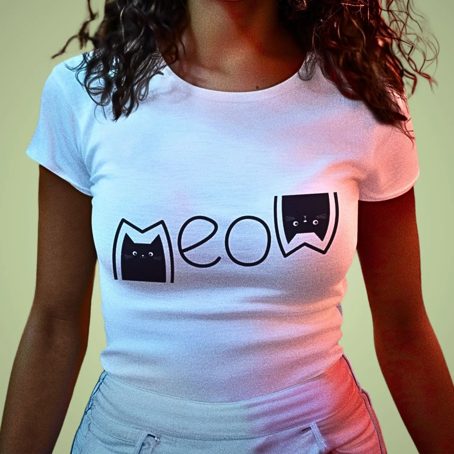 Camiseta com a palavra Meow escrita, sendo a primeira e a última letra figuras de gatinhos