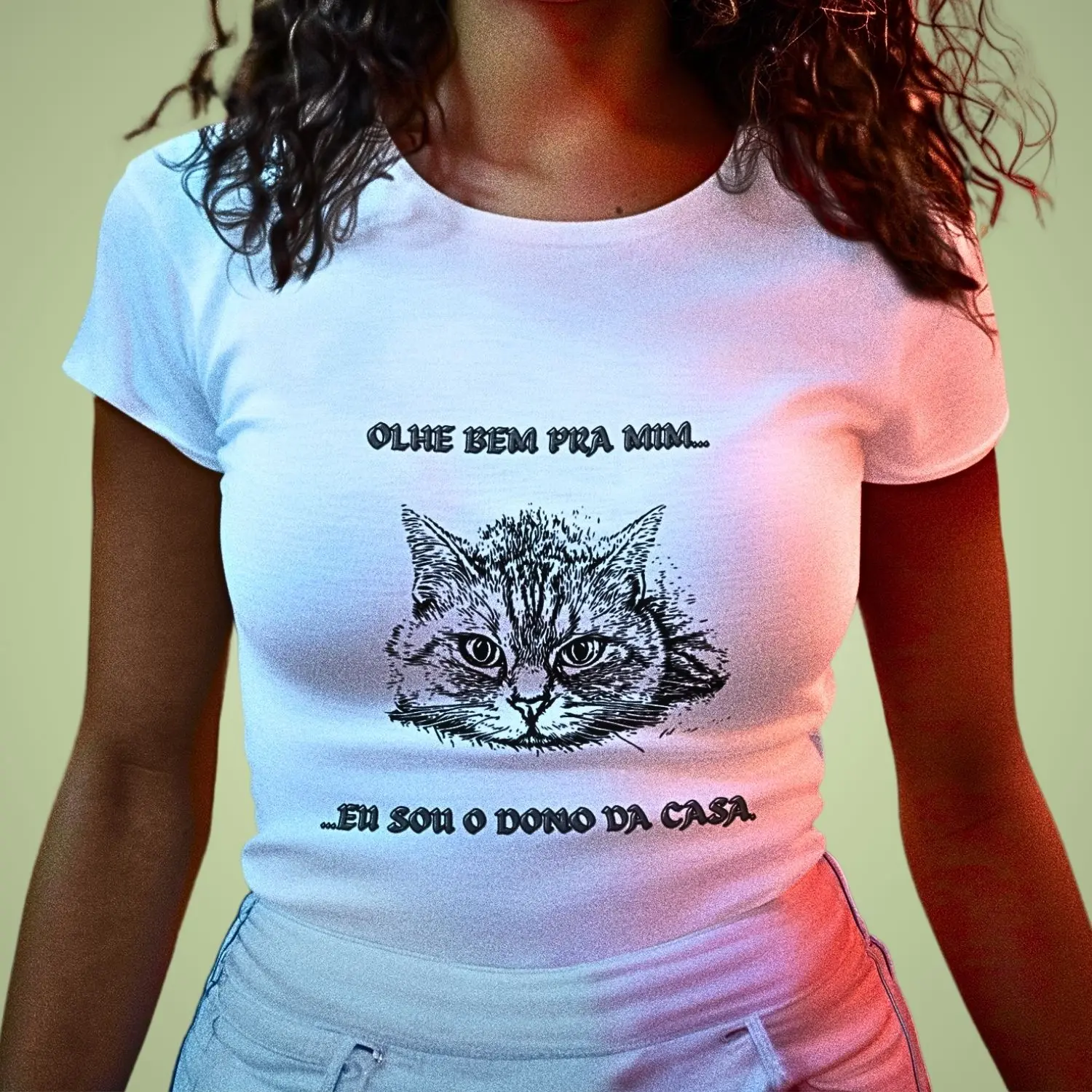 Camiseta com desenho de gato estilo grafite
