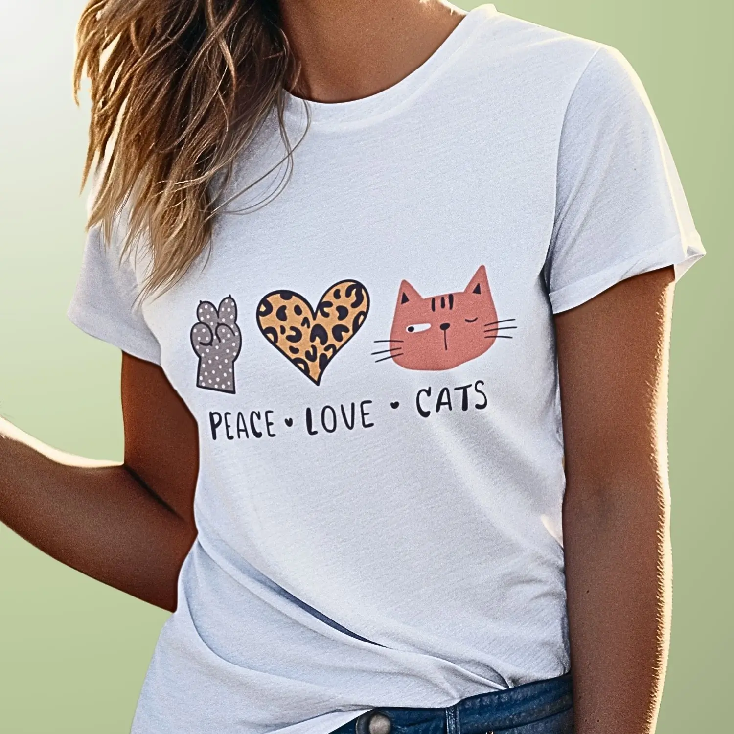 Camiseta com símbolos de paz, amor e gatos