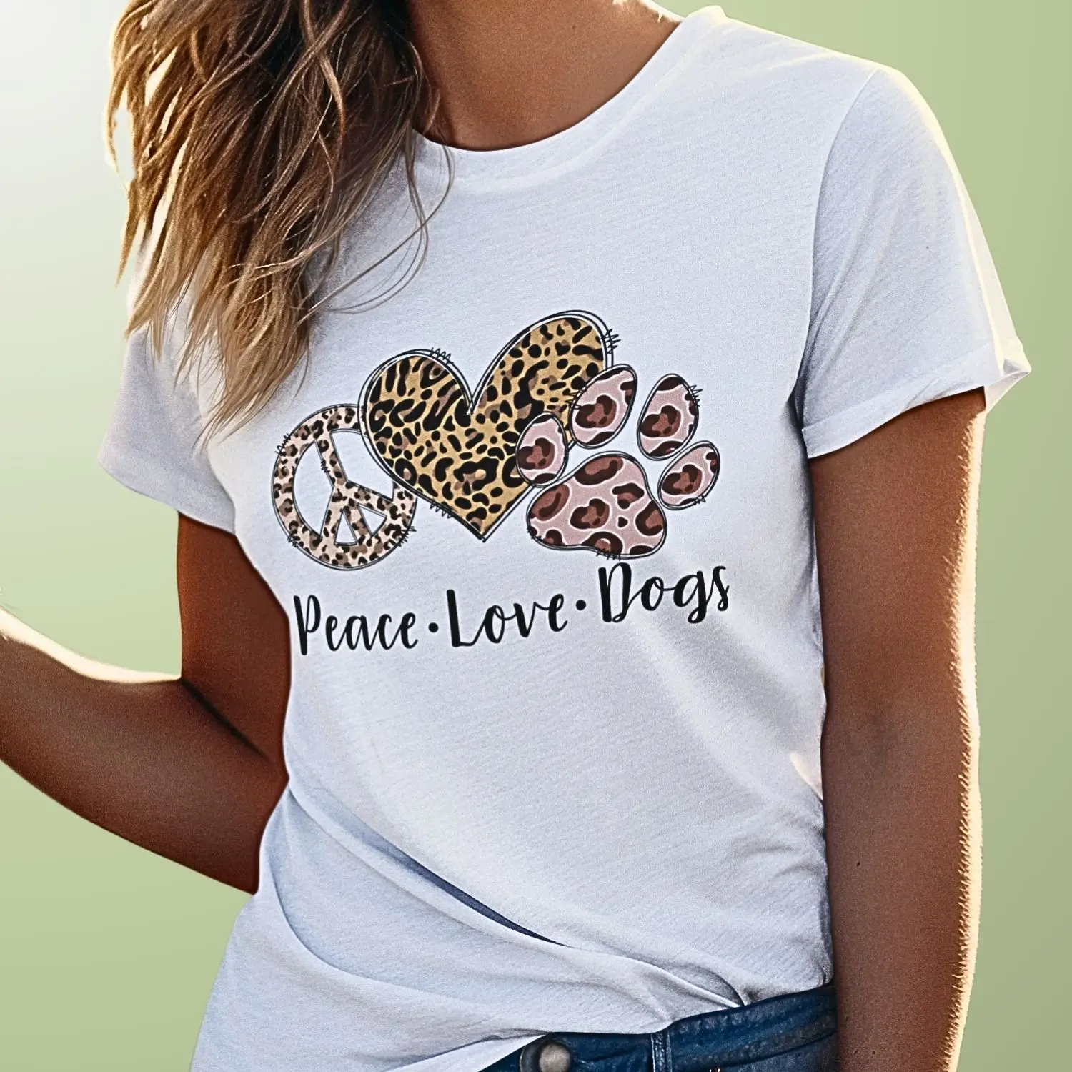 Camiseta com símbolos de paz, amor e cachorros