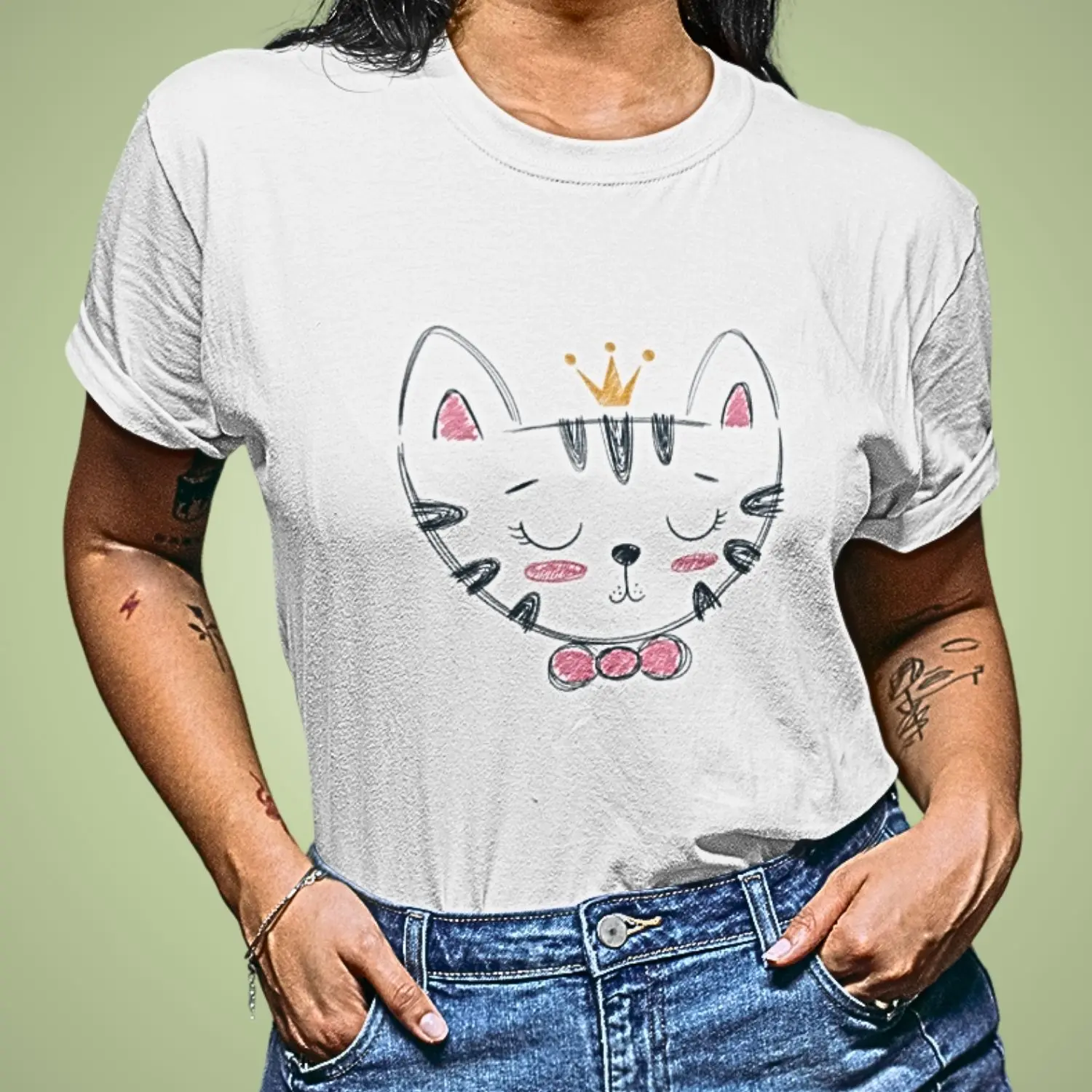 Camiseta com desenho singelo de gatinho com uma pequena coroa