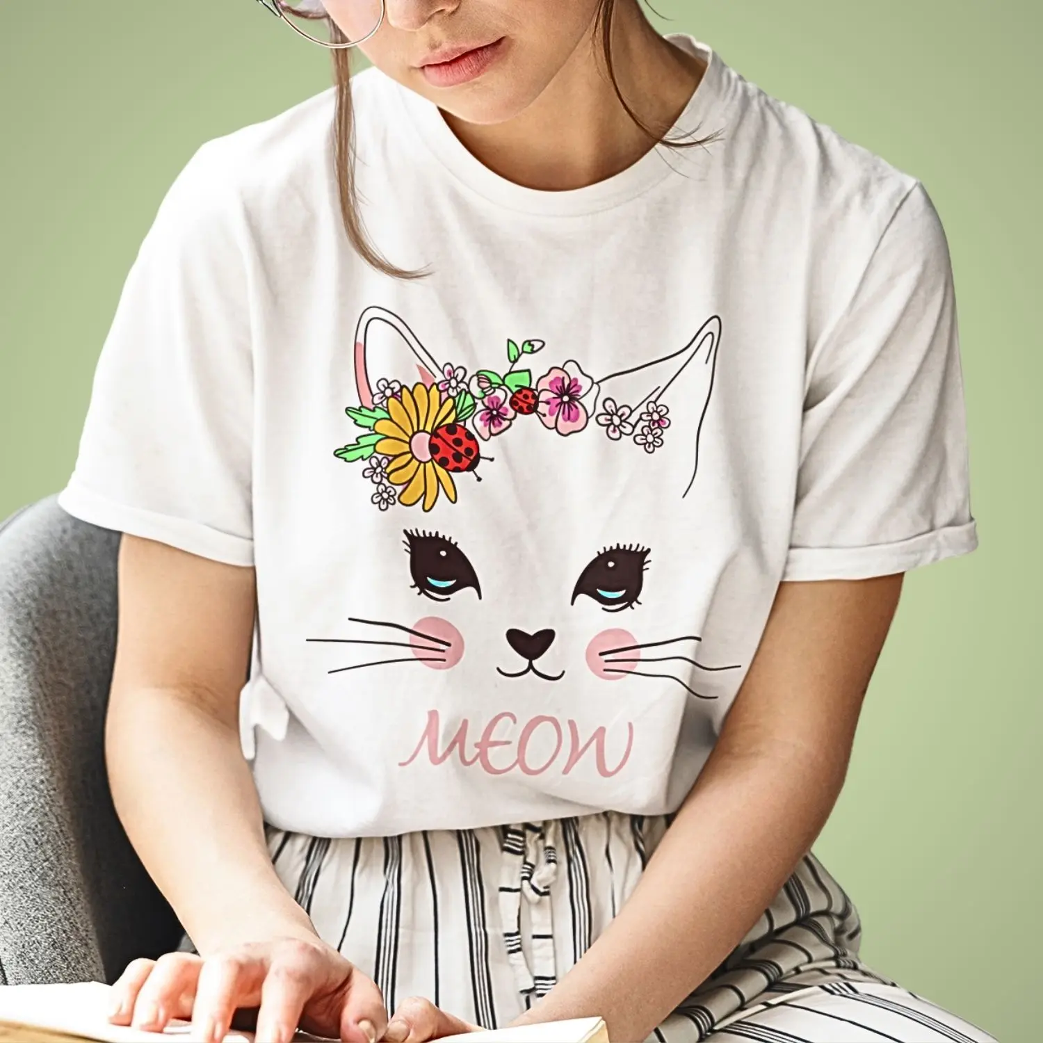 camiseta com desenho de gata com ares românticos