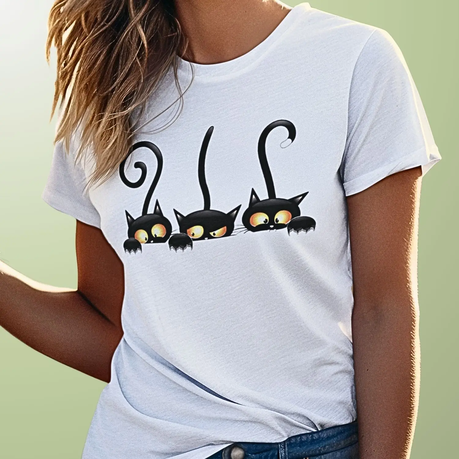 Camiseta com desenho de 3 gatinhos pretos
