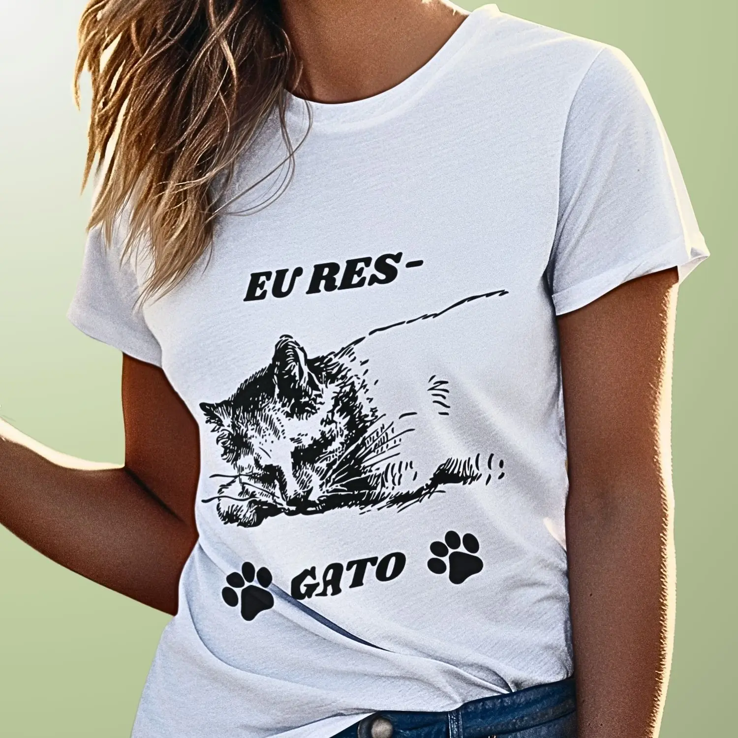 camiseta com desenho de um gato em grafite precisando de resgate