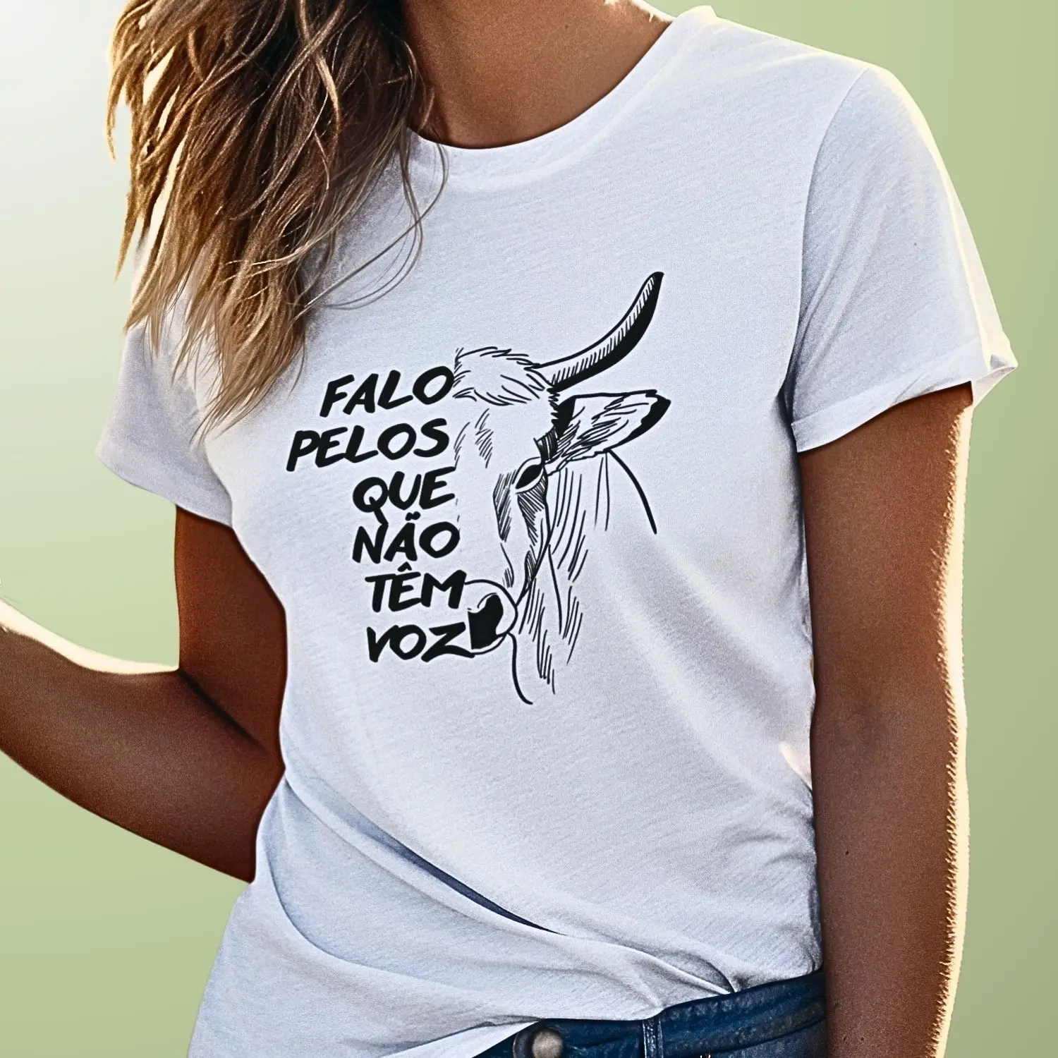 camiseta com desenho de metade de uma vaca e a outra metade com a frase Falo pelos que não têm voz