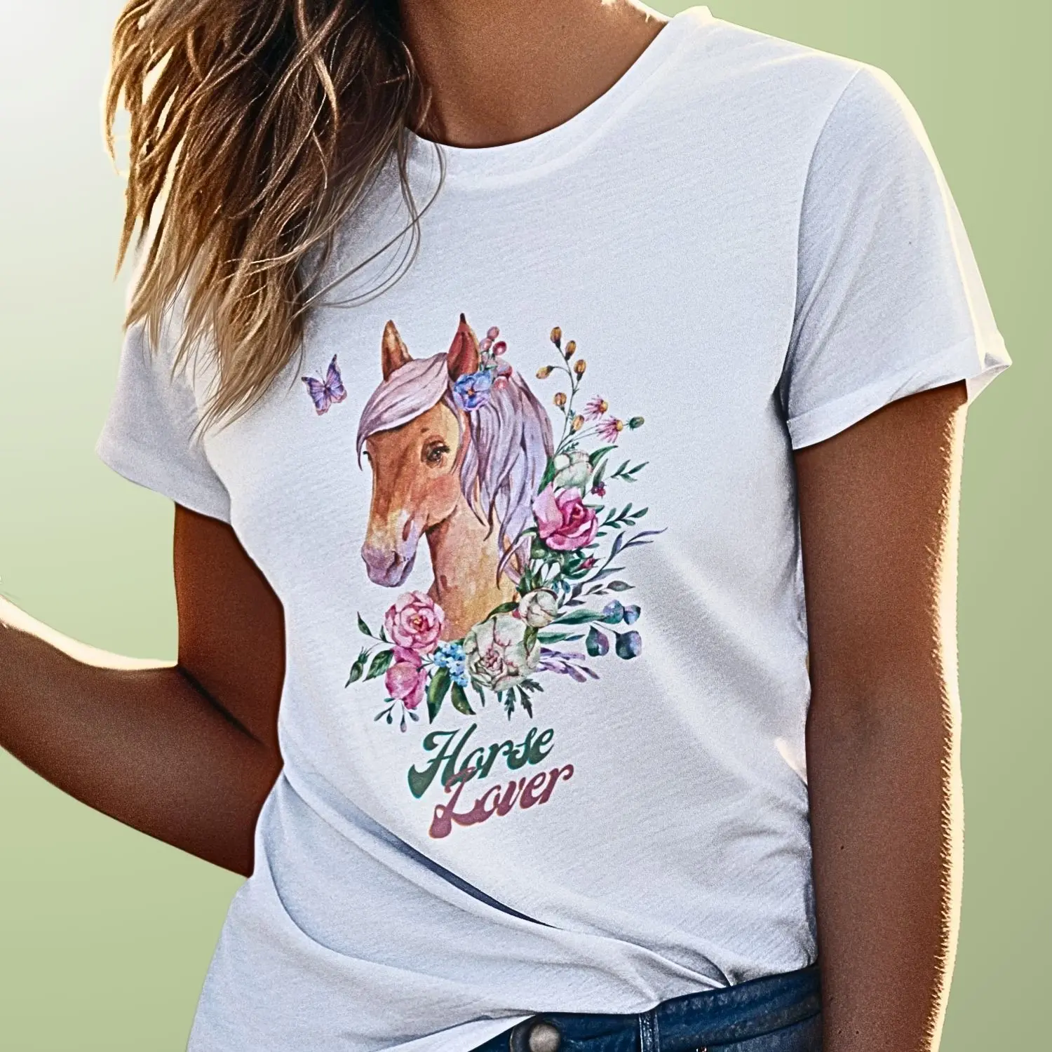 camiseta com desenho de um cavalo entre flores