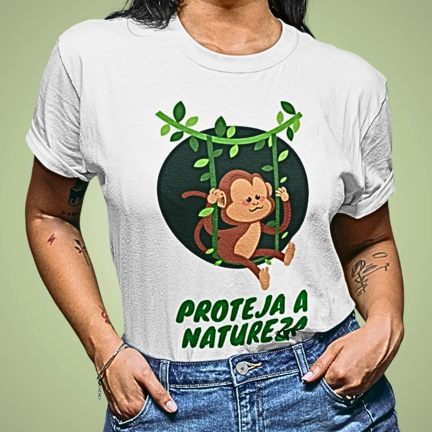 camiseta com um macaquinho segurando o galho de uma árvore