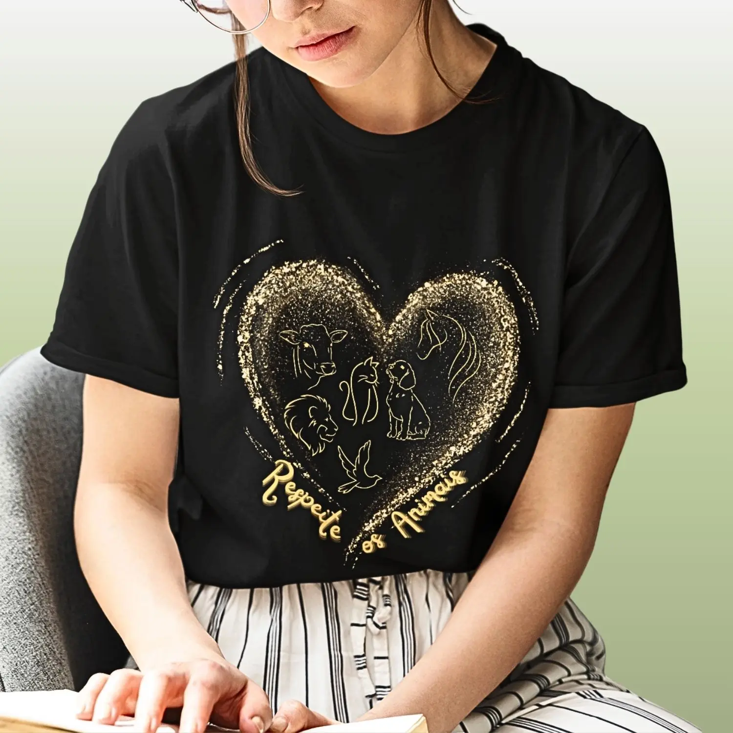 camiseta com um coração dourado e desenho em linha de alguns animais dentro