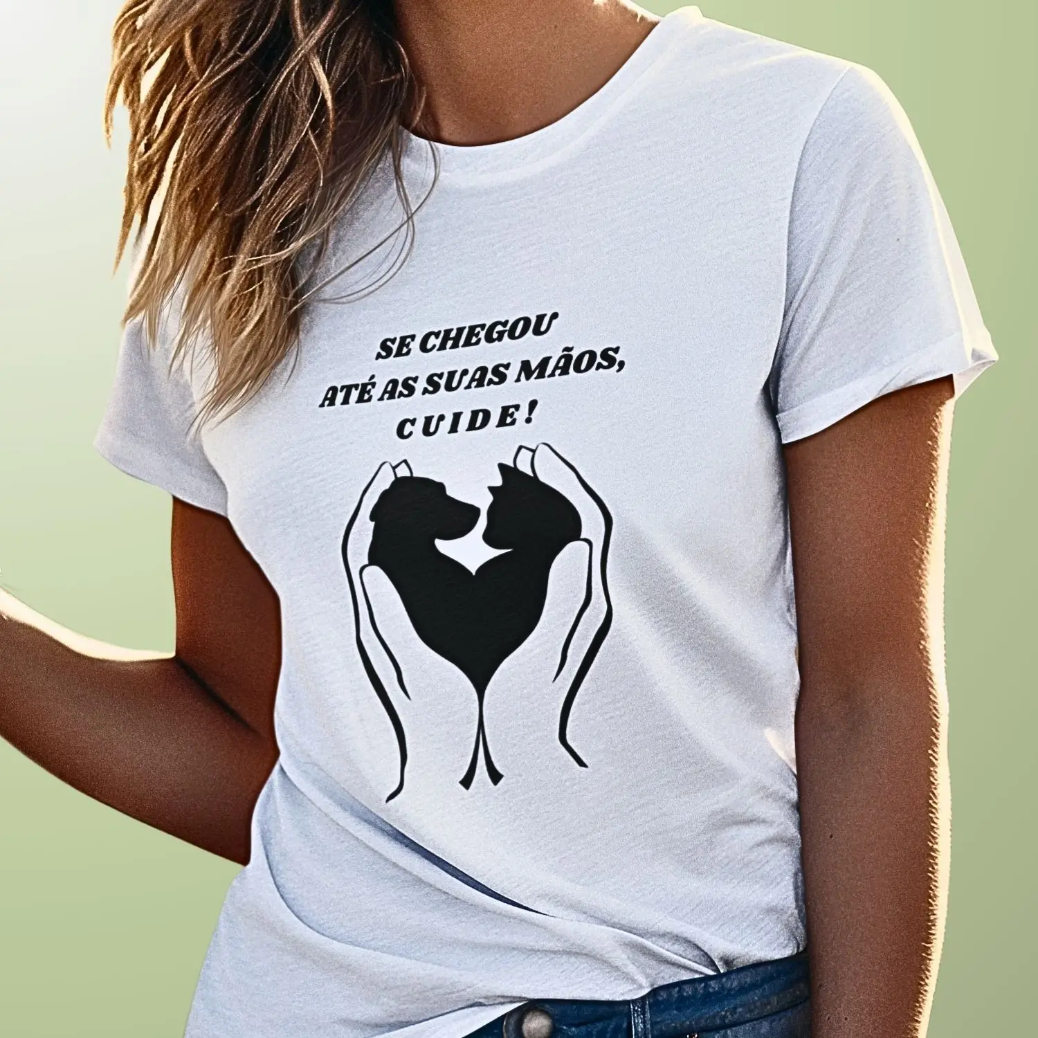 camiseta com as silhuetas de um cão e um gato entre duas mãos