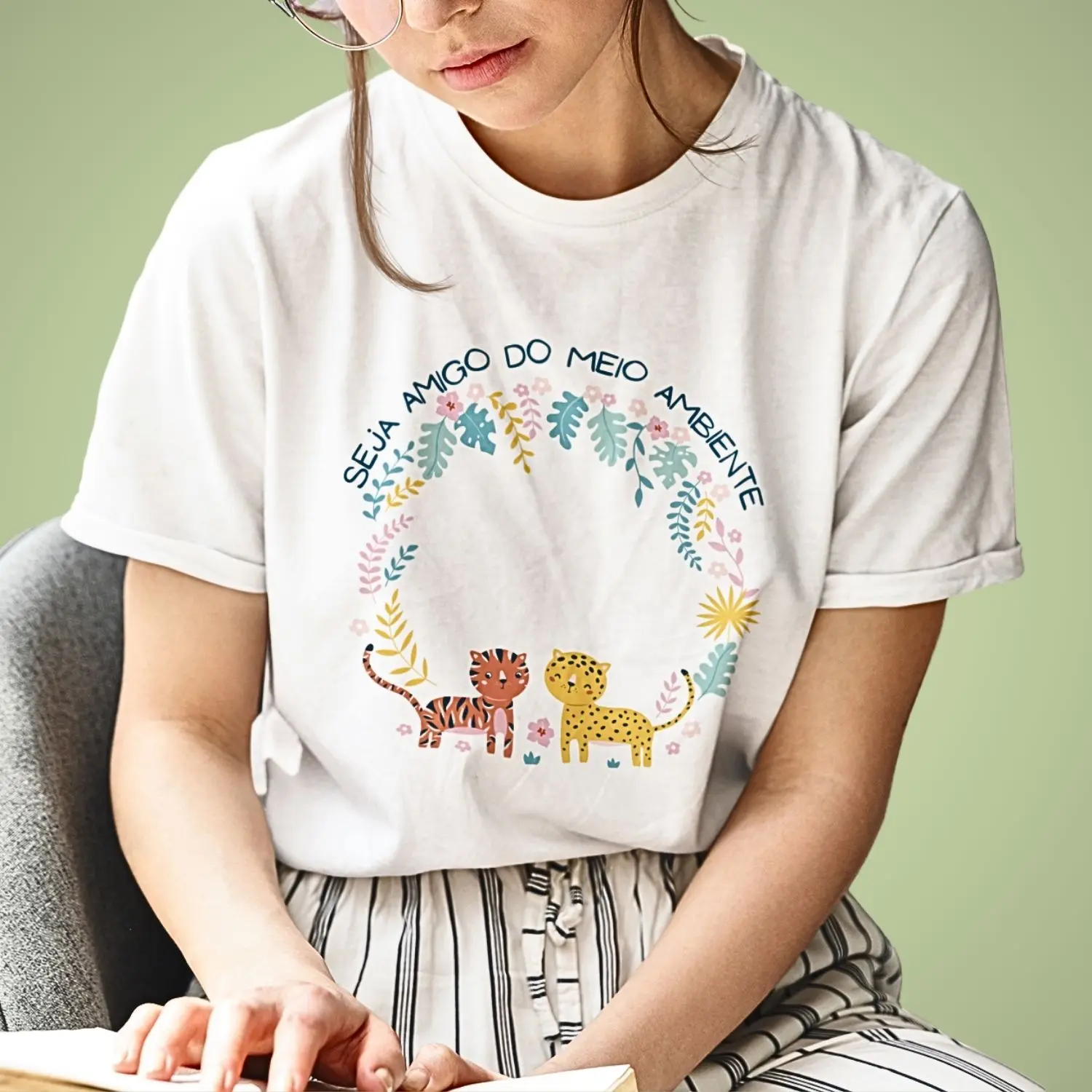 camiseta com desenho de um tigre, uma onça e flores
