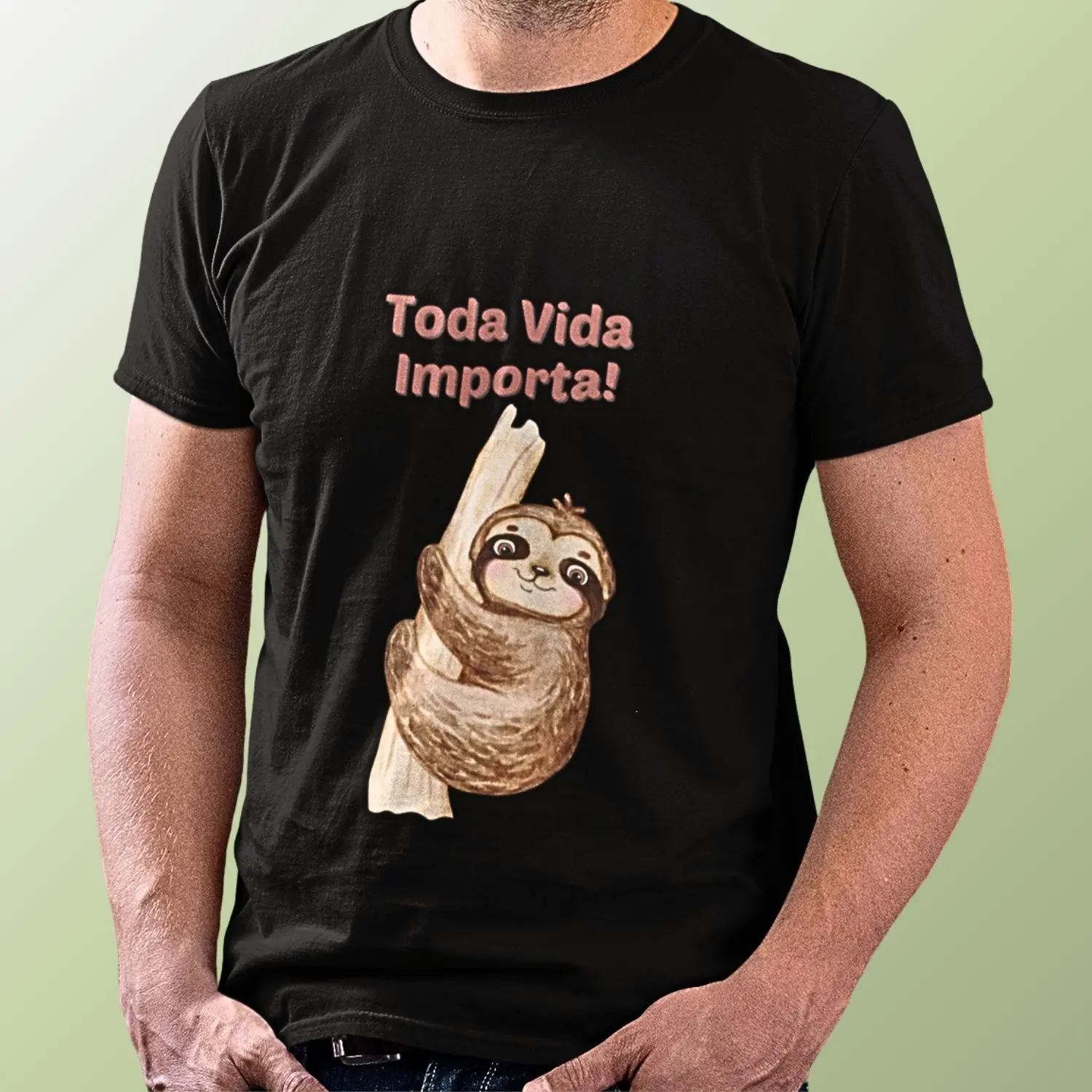 camiseta com desenho de uma preguiça num galho de árvore