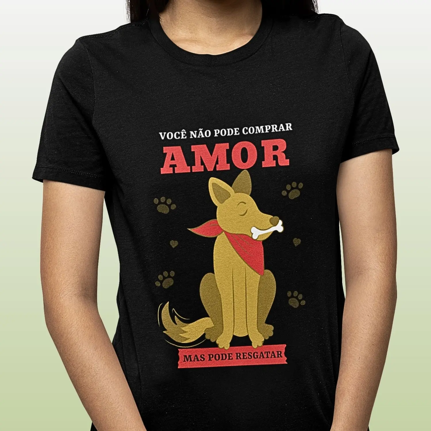 camiseta com desenho de um cachorro e frase sobre resgate